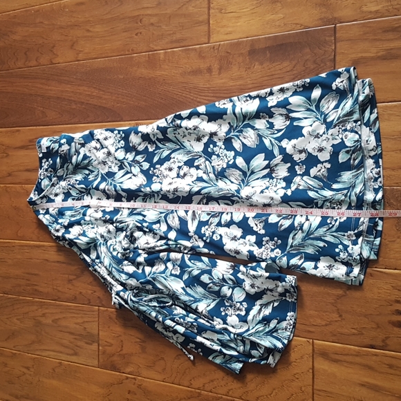 Ricki's Woman's Floral Open Arm Bell Sleeve Top Size XXL - Picture 5 of 16